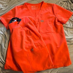 Figs firey coral scrub set